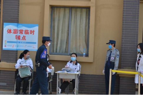 云大附中网络稿件审表（爱与责任同行---云大附中呈贡校区非毕业班师生开学修改）(4月22日)1072.png