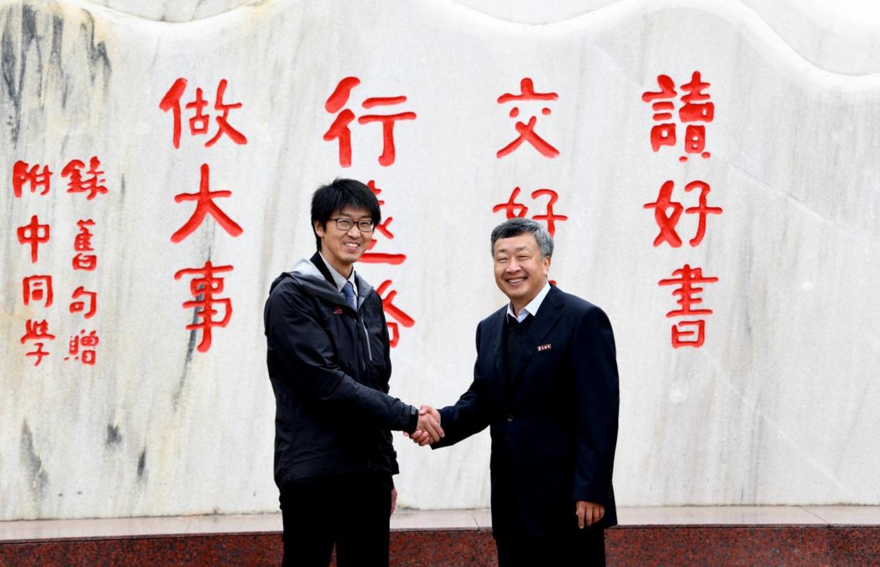 校长握手